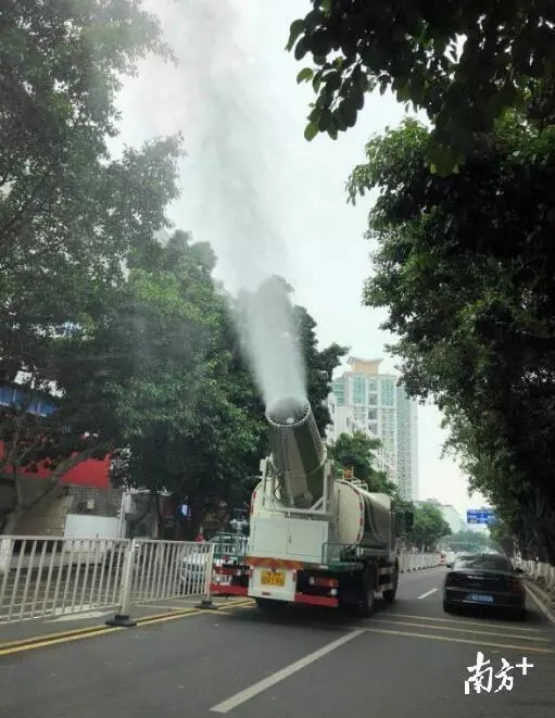 多功能抑尘车”亮相长安街头，改善空气质量。